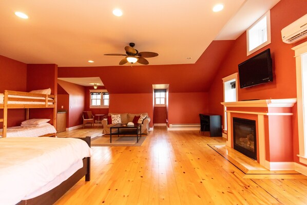 5 bedrooms, iron/ironing board, travel cot, WiFi