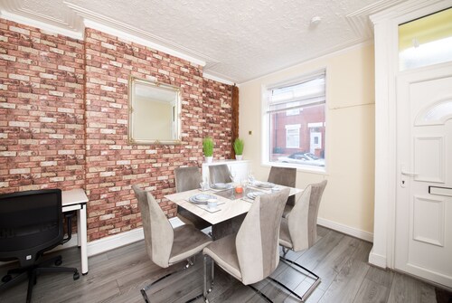 A  lovely House  10 mins to Manchester City Centre