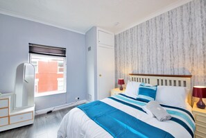 4 bedrooms, desk, iron/ironing board, WiFi - A  lovely House  10 mins to Manchester City Centre (Manchester)