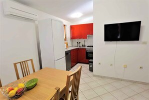 Fridge, microwave, oven, stovetop - Holiday apartment with air conditioning (Medulin)