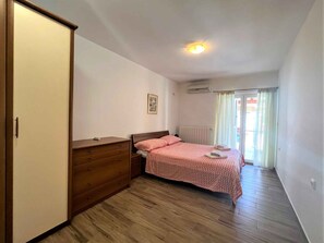 2 bedrooms, iron/ironing board, WiFi