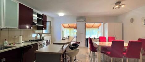 Kühlschrank, Mikrowelle, Ofen, Herdplatte