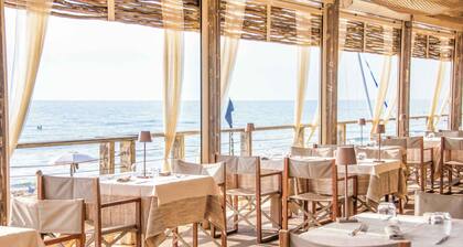 Villa with air conditioning, pool and terrace