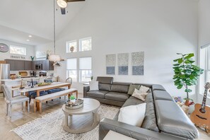 Tv, dvd-afspiller, bordtennisbord, bøger