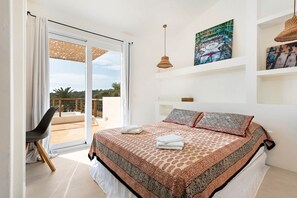 4 quartos, ferros/tábuas de passar roupa, berço de viagem