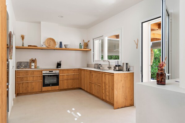 Fridge, microwave, oven, dishwasher - Villa Estrella - Canutells (Es Canutells)