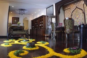 Un hall con un piano, un aparador y una silla.