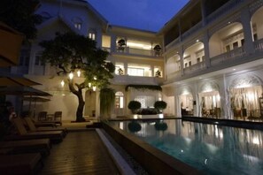 สระว่ายน้ำกลางแจ้ง