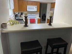 Private kitchen - 2-bedroom house in welcoming Lawrenceville with WiFi, fitness room, AC (Lawrenceville)