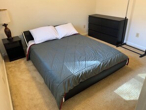 2 عدّة غرف نوم ومكواة/لوح كي وواي فاي وملاءات أسرّة