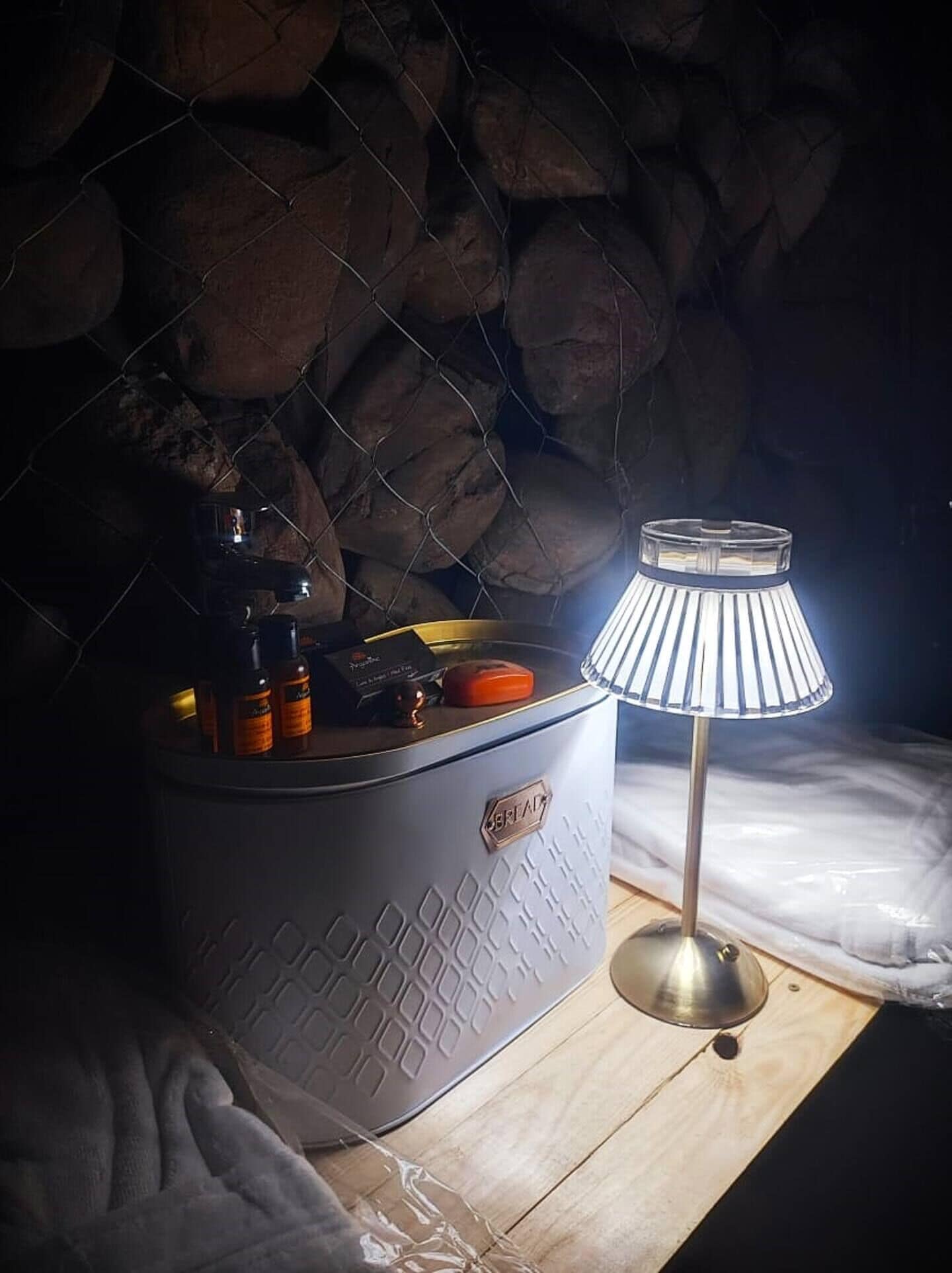 Doccia, soffione a pioggia, set di cortesia firmato, accappatoio