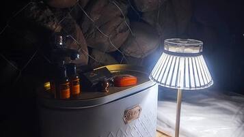 Dusche, Regendusche, Designer-Toilettenartikel, Bademäntel