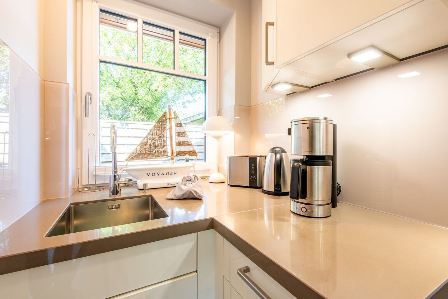 Wasserkocher mit Kaffee-/Teezubehör, Kühlschrank, Mikrowelle, Ofen