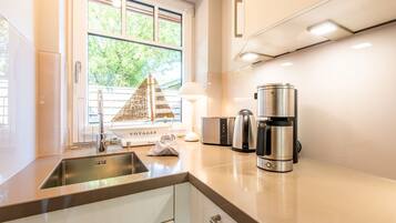 Køleskab, mikrobølgeovn, ovn, kogeplade