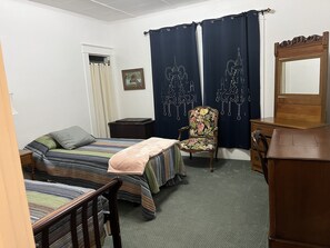 3 bedrooms, iron/ironing board, WiFi, bed sheets - Great location near downtown Sarasota - 3/2 charming old FL house - 30 day min.  (Sarasota)
