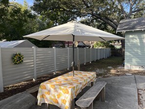 Outdoor dining - Great location near downtown Sarasota - 3/2 charming old FL house - 30 day min.  (Sarasota)