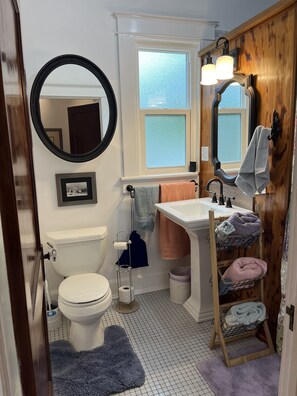 Shower, jetted bath, hair dryer, towels - Great location near downtown Sarasota - 3/2 charming old FL house - 30 day min.  (Sarasota)