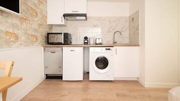 Kjøleskap, mikrobølgeovn, ovn og oppvaskmaskin