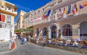 تناول الطعام بالخارج