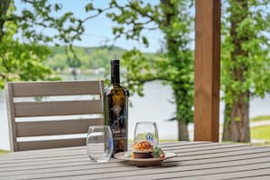 Outdoor dining - Beautiful Lakefront Retreat w/ Sloping Shoreline, Community Aminities & Free Attractions (Branson)