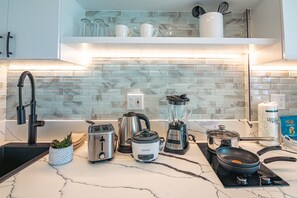 Refrigerador, microondas, placa de cocina, cafetera/tetera