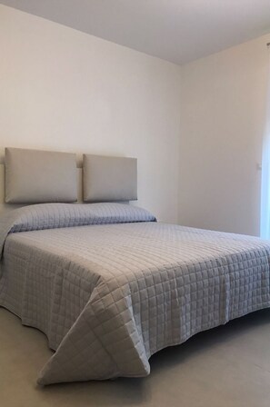 2 bedrooms, travel cot, free WiFi, bed sheets
