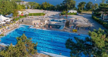 Herrliche Wohnung in einem Ferienhaus für 6 Personen mit Pool, W-LAN, Klimaanlage, TV und Terrasse