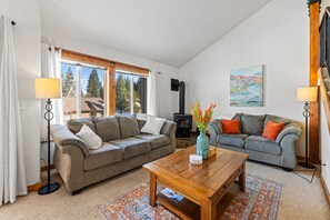 Fernseher, Kamin, DVD-Player, Bücher