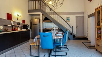 Een koelkast, een magnetron, een oven, een vaatwasser