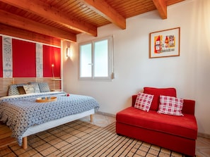 4 bedrooms, iron/ironing board, WiFi