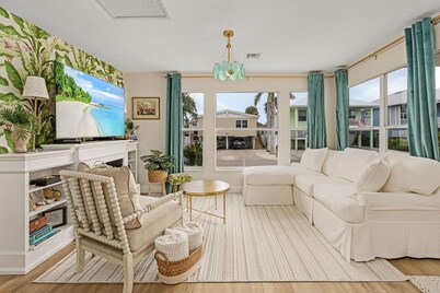 149 Beach Escape: Pool, Cozy Living, Close to the Gulf