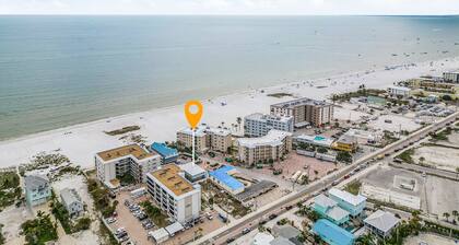50 Seahorse Beach House: Pool & Walk to Beach!