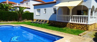 Stunning private villa with WIFI, A/C, private pool, TV, terrace, pets allowed and panoramic view