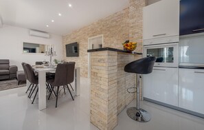 Dining - Nice apartment in Maslenica (Maslenica)