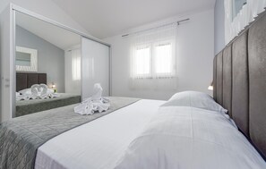 3 bedrooms, free WiFi, bed sheets