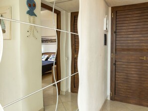 2 Schlafzimmer, Bügeleisen/Bügelbrett