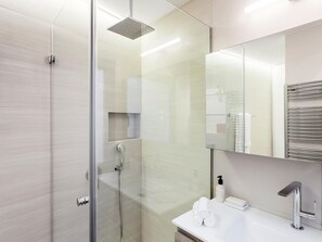 Douche, sèche-cheveux