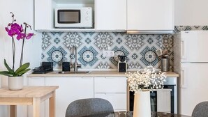 Coffee/tea maker, fridge, microwave, oven - Colon Apartment II by Flatsweethome (Madrid)