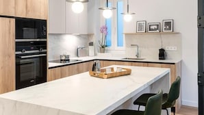 Wasserkocher mit Kaffee-/Teezubehör, Kühlschrank, Mikrowelle, Ofen