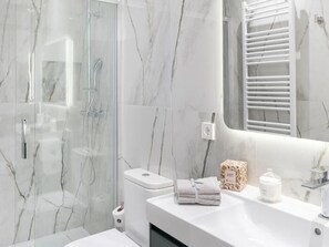 Douche, sèche-cheveux, serviettes fournies