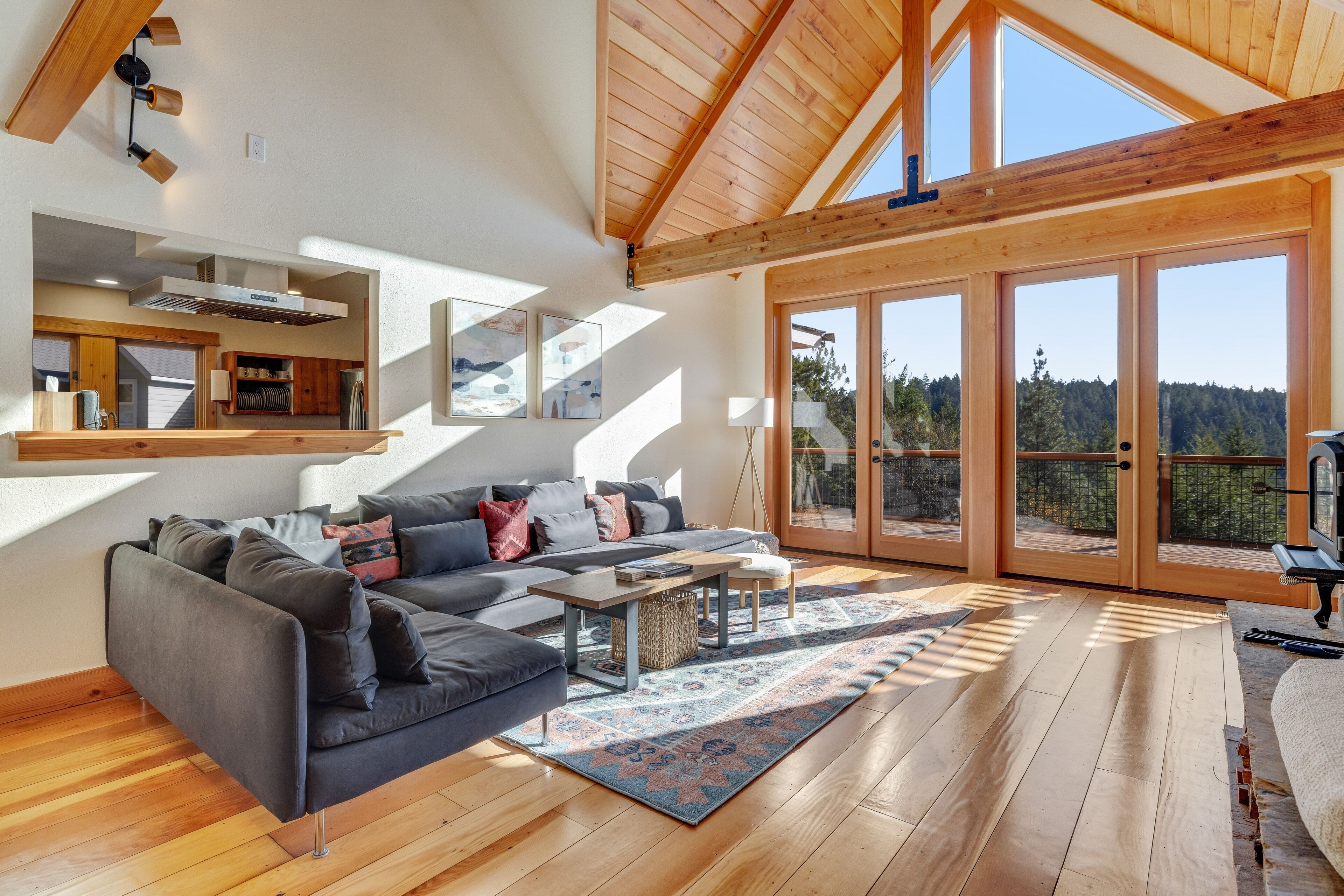 Stunning property on 10 acres with ridge top views & private hot tub