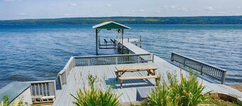 Stugan Seneca Lake House: Lake Front Retreat + Minutes from Wineries!