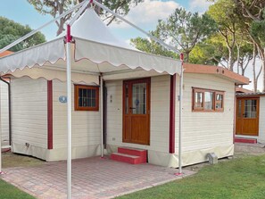 Exterior - Cosy apartment in villa for 4 guests with WIFI, A/C, pool, TV, terrace and pets allowed (Aglientu)