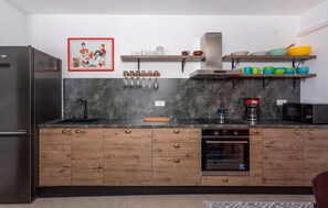 Kühlschrank, Mikrowelle, Ofen, Geschirrspüler