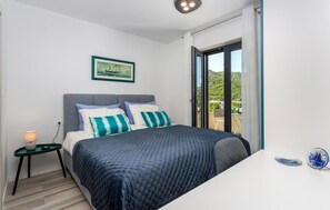 4 bedrooms, iron/ironing board, travel cot, free WiFi