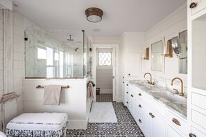 Shower, hair dryer, towels, soap - Luxury oceanfront 5 bedroom, 5.5 bath private dock overlooking Mothers Beach! (Kennebunk)
