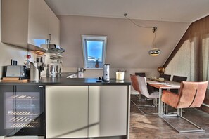 Geladeira, fogão, cooktop, lava-louças