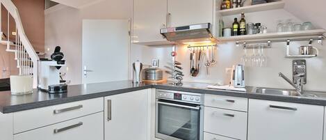 Fridge, oven, stovetop, dishwasher