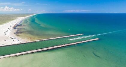 Cozy Condo Near beach w/ Fishing Pier and Pool!