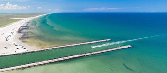 Cozy Condo Near beach w/ Fishing Pier and Pool!